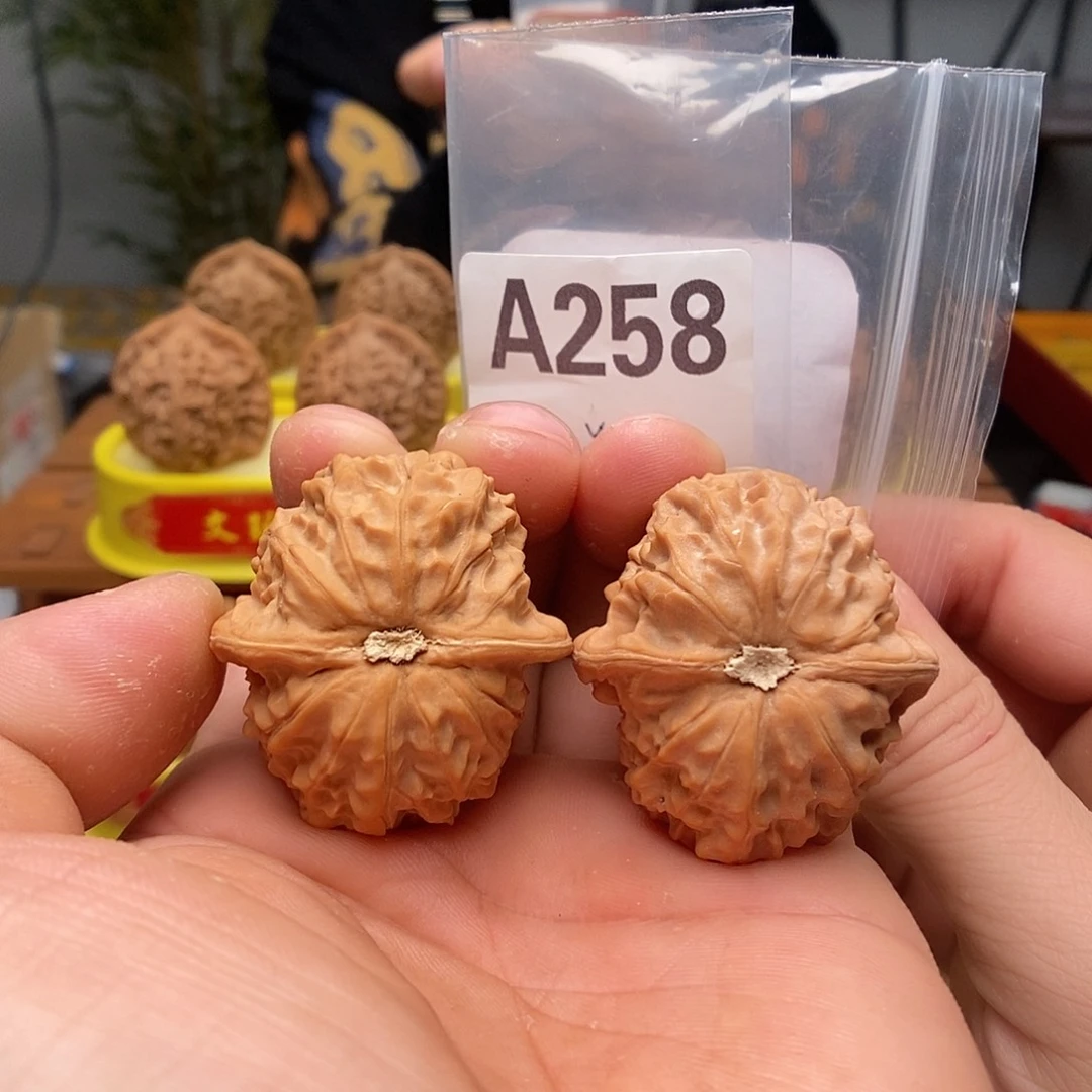 文玩核桃吊坠黄松峪元宝40.5