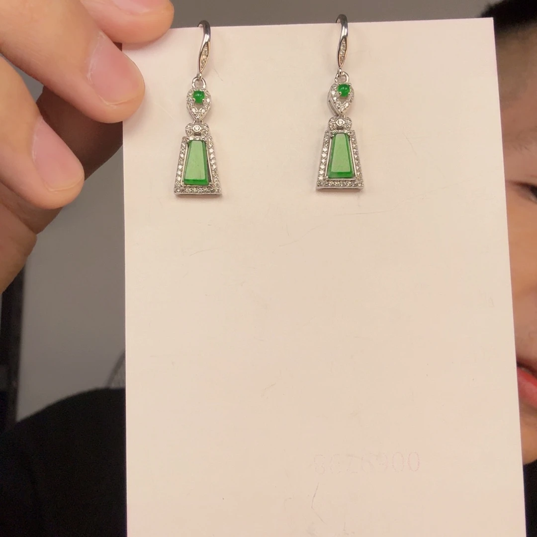 翡翠未镶嵌颈饰一对