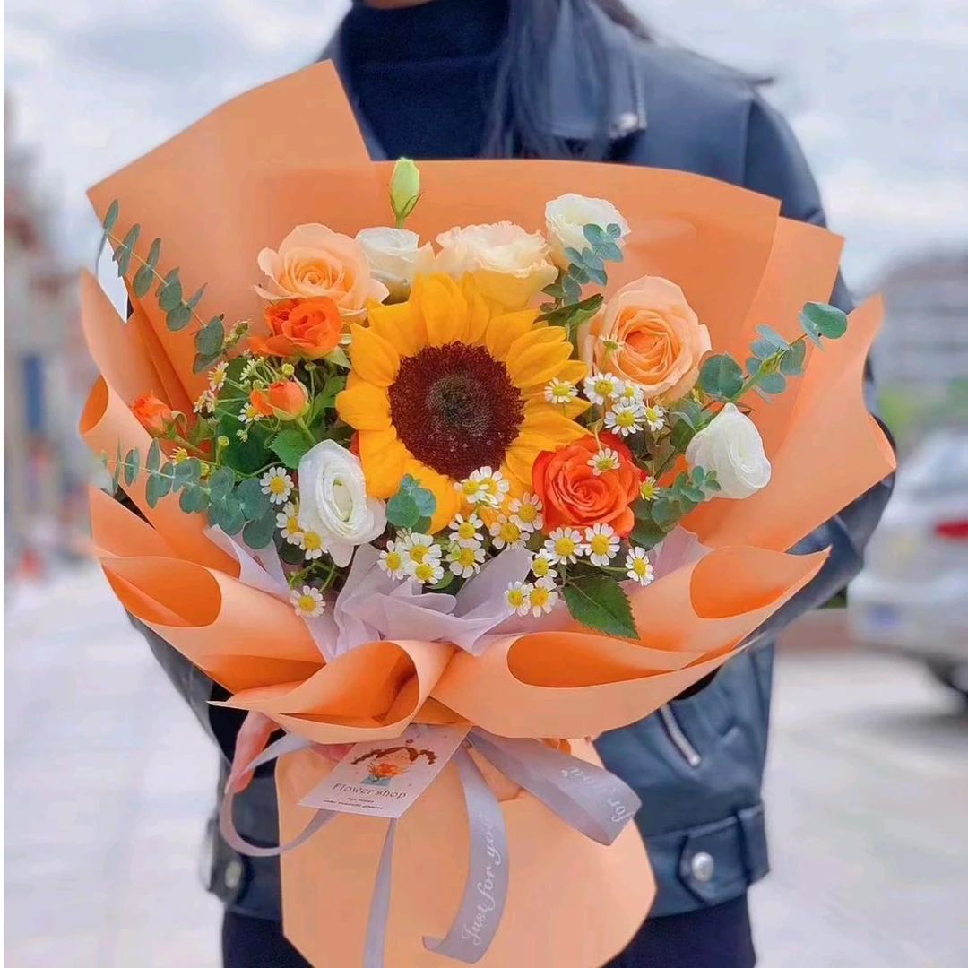 1朵向日葵+2朵香槟玫瑰小花束