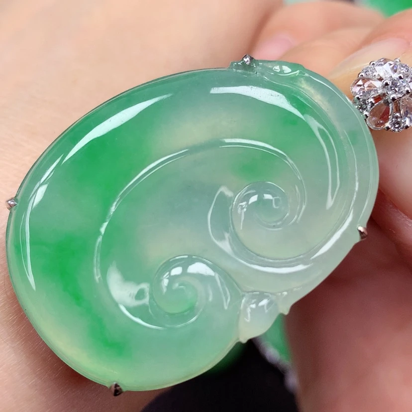 【闪购商品】颈饰18K金镶嵌翡翠如意