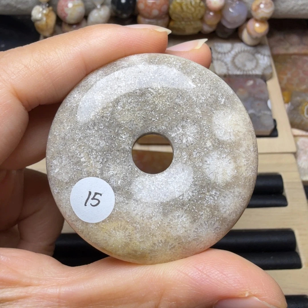 硅化玉未镶嵌灰白小花，盘它