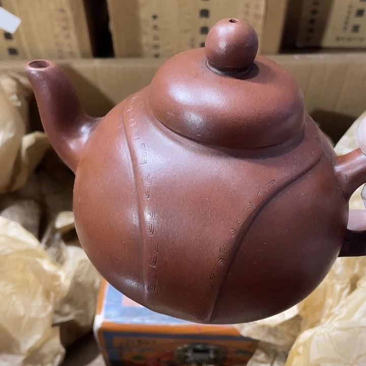 紫砂茶壶原矿泥料，手工制作的一把紫砂壶。