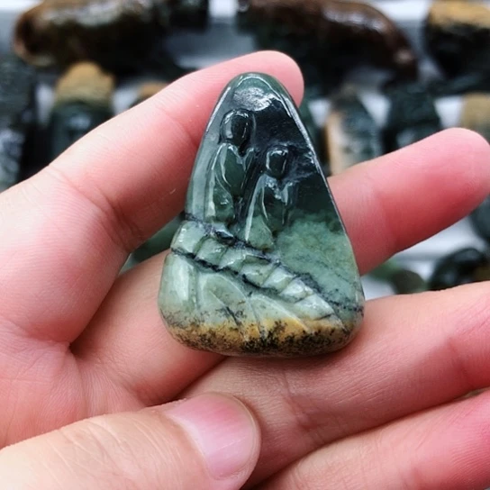 未镶嵌岫岩河磨玉（透闪石质玉）挂件