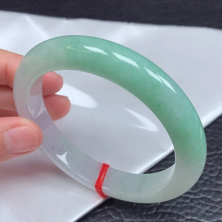 翡翠手镯未镶嵌60-61。