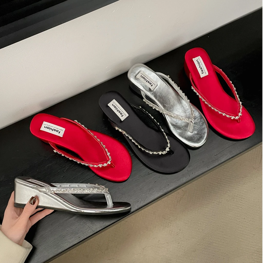 法式仙女风2025新款水钻夹趾人字拖鞋女外穿平底时尚夹脚凉拖鞋