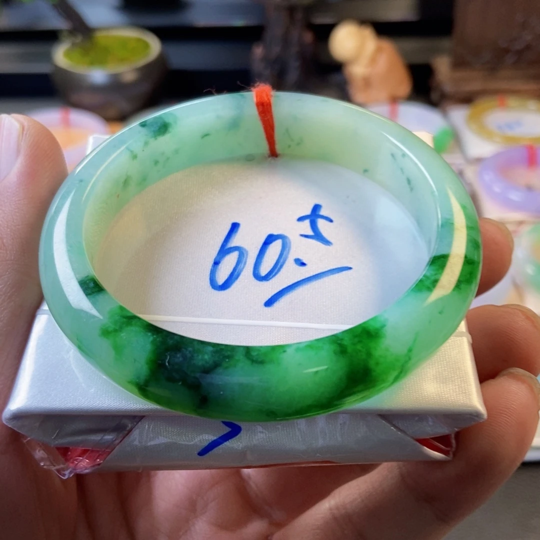 翡翠未镶嵌手镯46、冰胶飘绿花