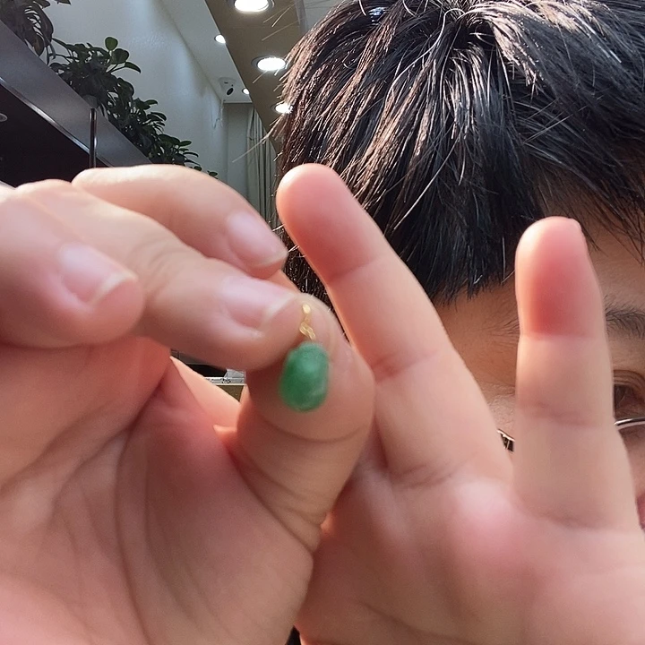 翡翠18K金镶嵌颈饰吊坠