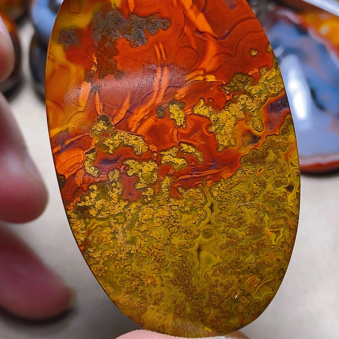 未镶嵌颈饰玛瑙/玉髓月*