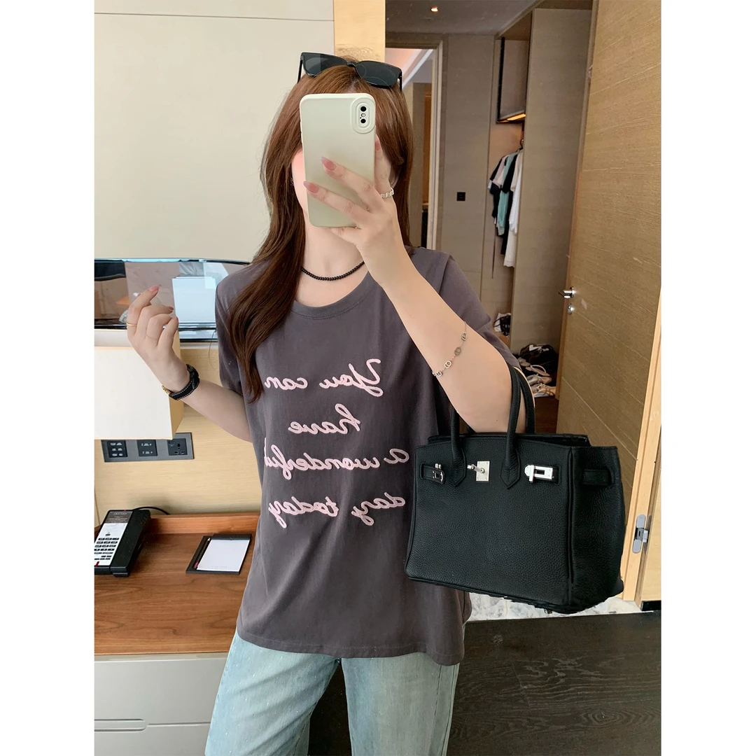 现货大婉酱微胖定制手绘字母绣花短袖T恤夏季圆领内搭上衣女9096D