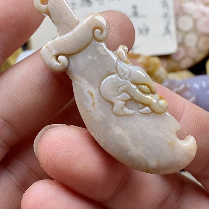 颈饰未镶嵌硅化珊瑚（珊瑚玉）