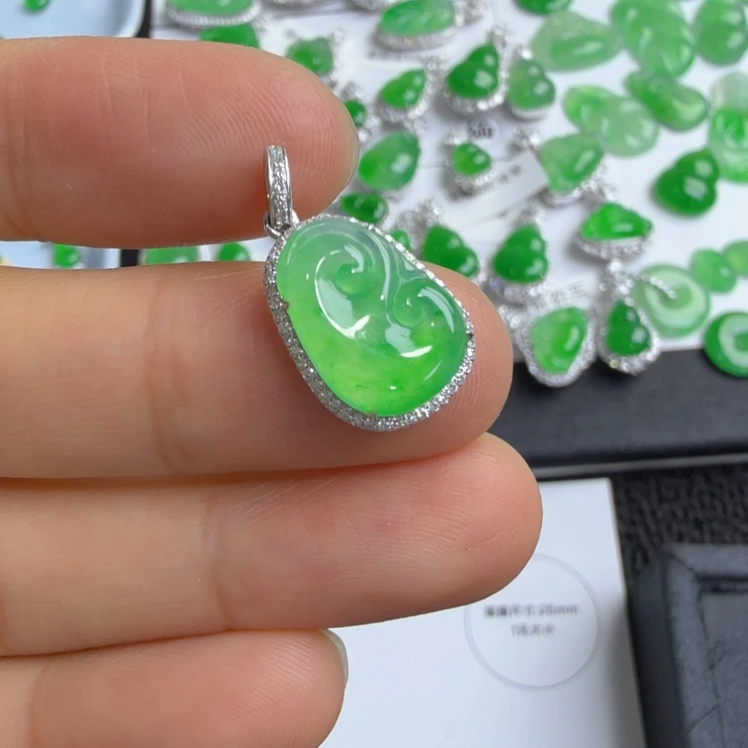 吊坠(不含链)18K金镶嵌翡翠如意