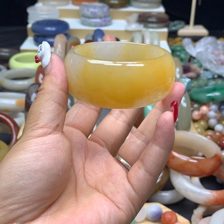 石英质玉手镯未镶嵌小**?