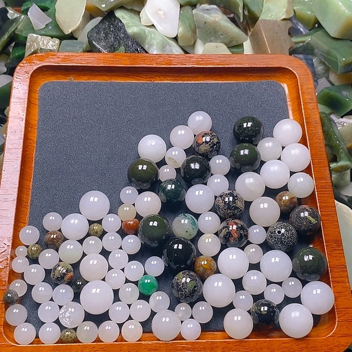 透闪石质玉颈饰未镶嵌用****2