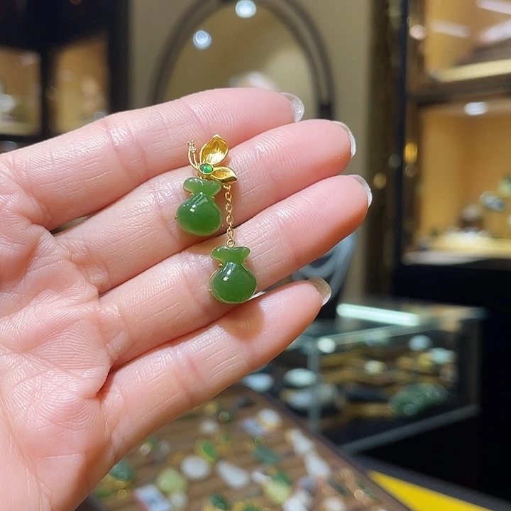 颈饰18K金镶嵌和田玉