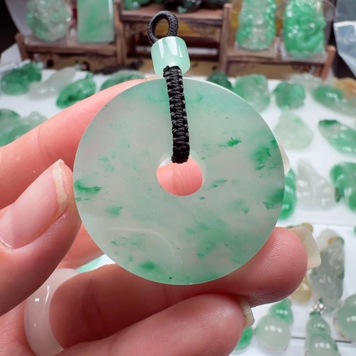 颈饰未镶嵌石英质玉