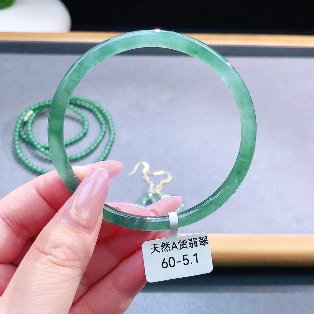 未镶嵌手镯（圆镯）翡翠