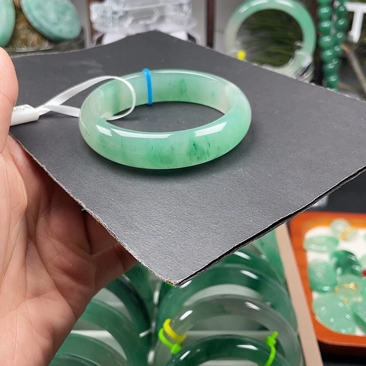 未镶嵌手镯石英质玉