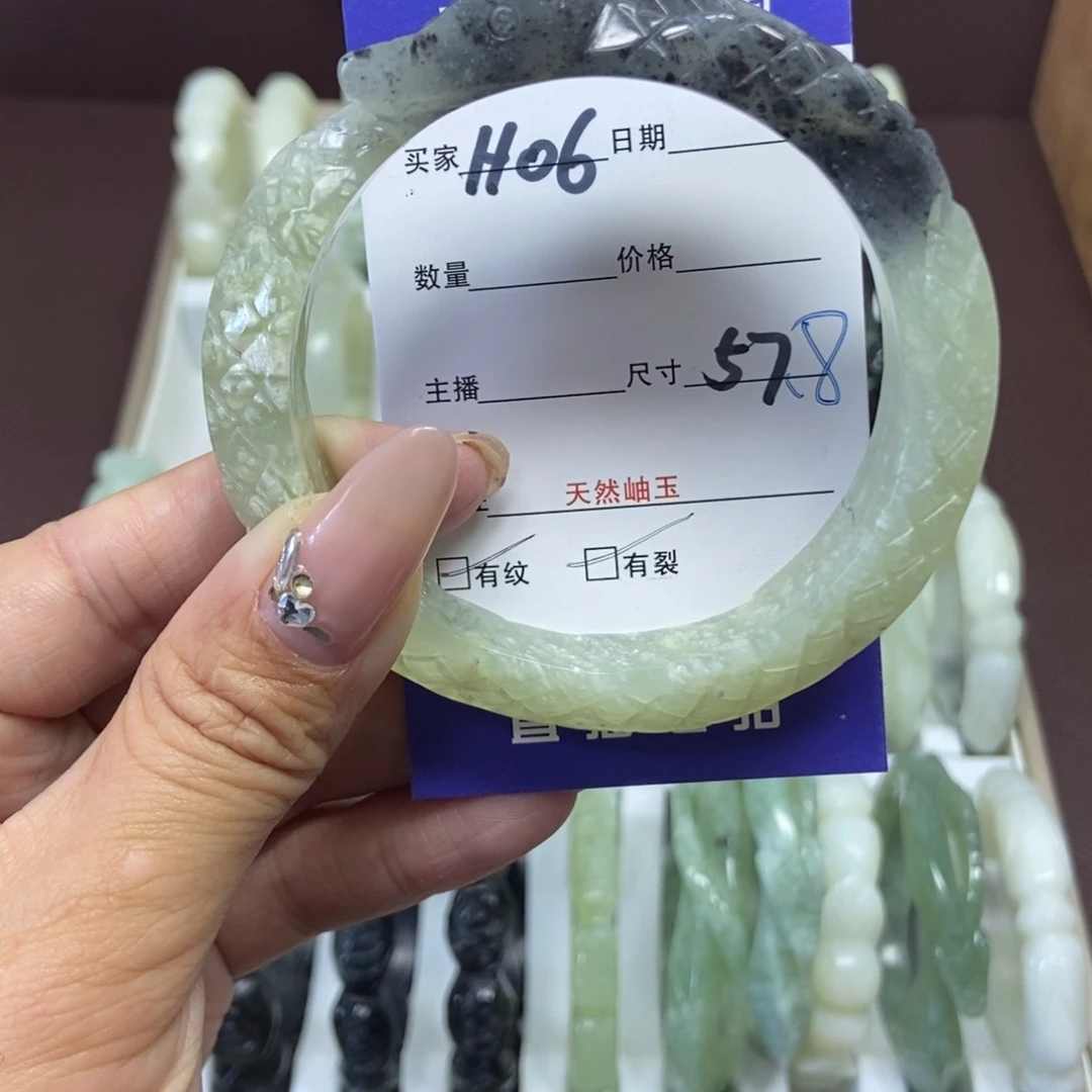 蛇纹石玉手镯未镶嵌可**怜