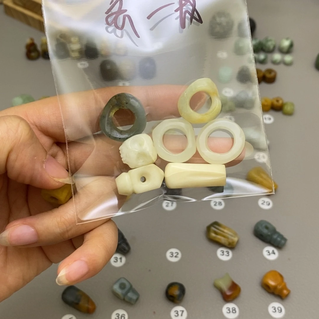 齐***龙未镶嵌蛇纹石玉配饰