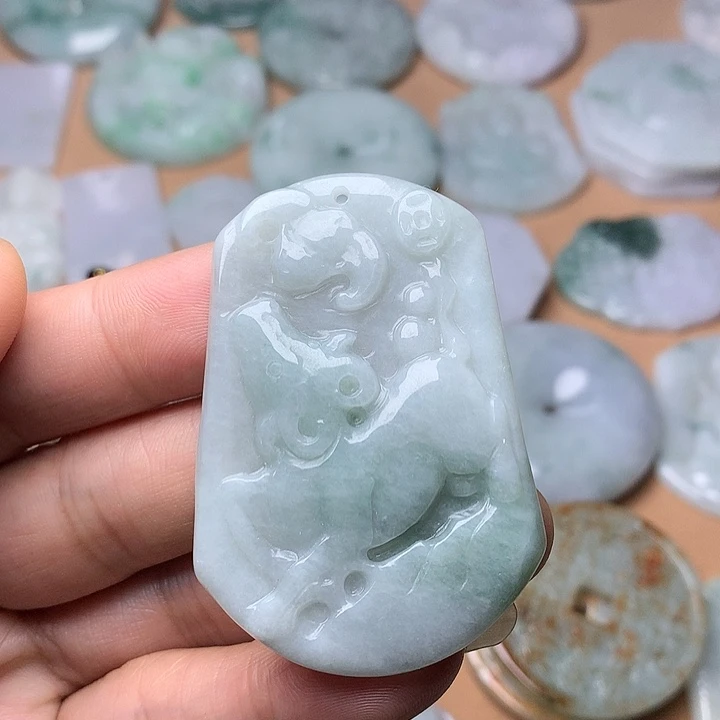 翡翠未镶嵌颈饰牛牌