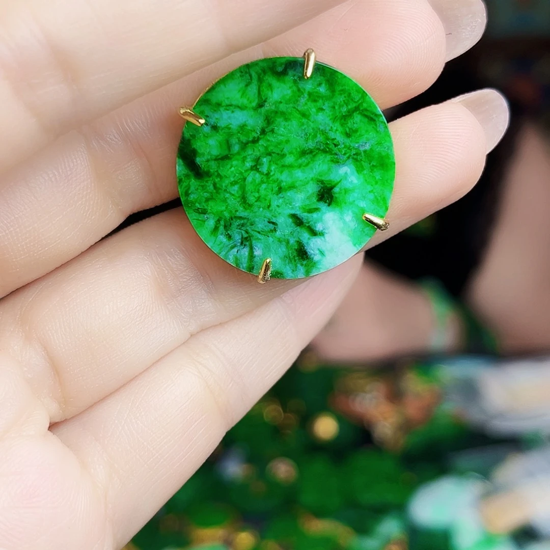 翡翠未镶嵌颈饰多样性
