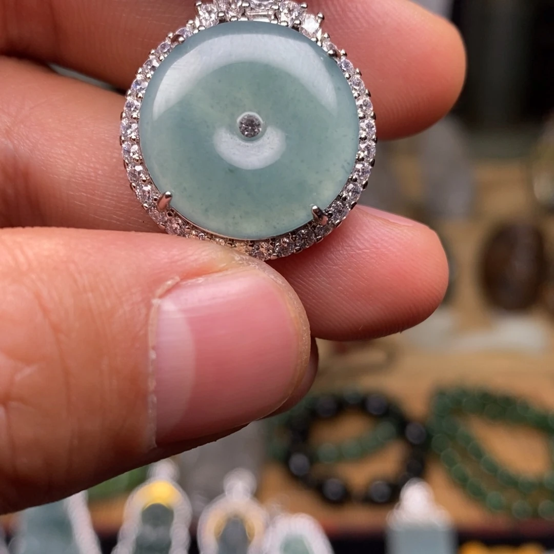 翡翠颈饰未镶嵌平安扣