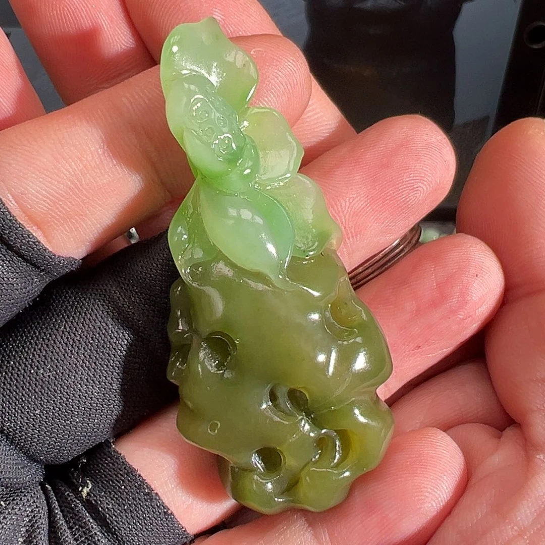 和田玉未镶嵌颈饰俄碧苹果绿俏色巧雕荷花太湖石