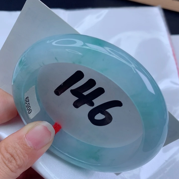 翡翠手镯未镶嵌冰飘花