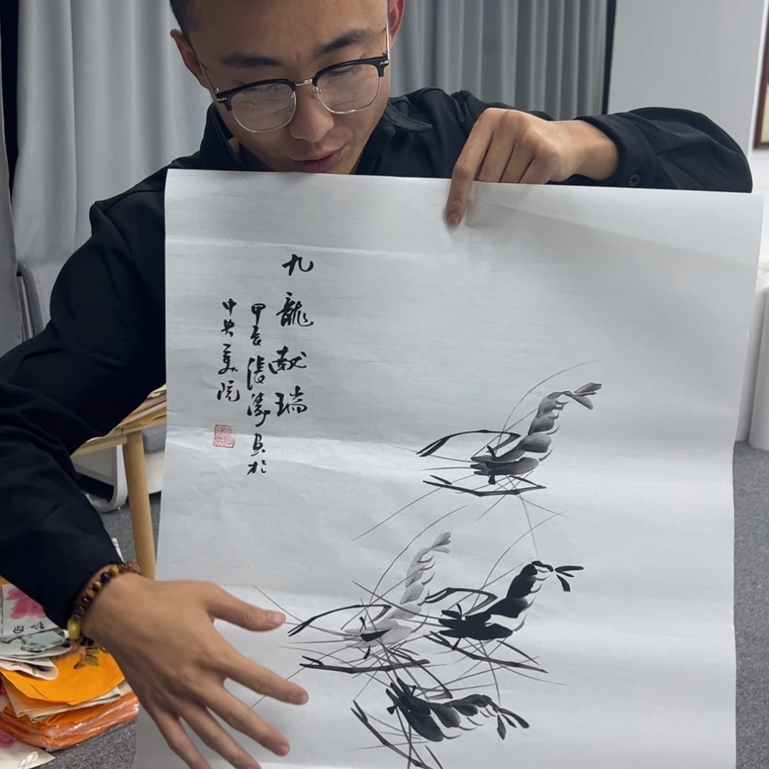 国画卖字画的小男孩