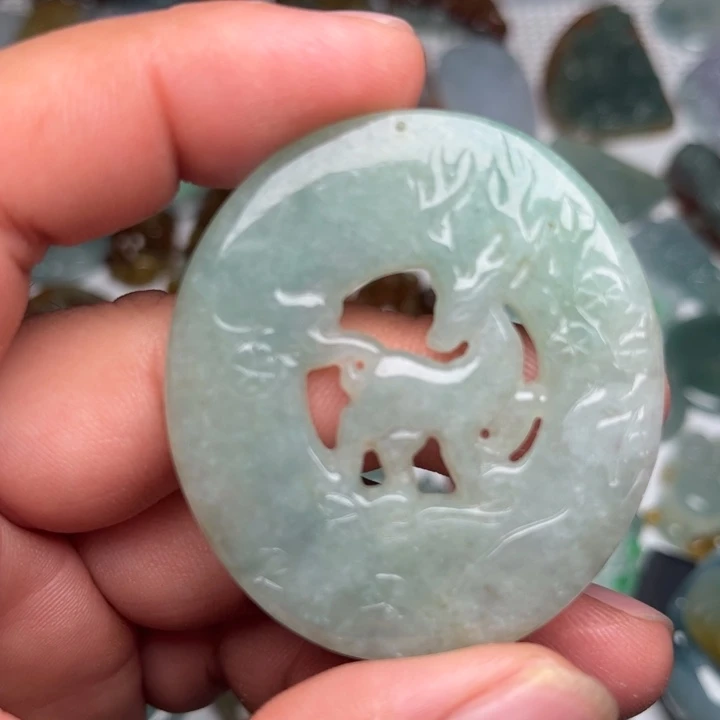 翡翠未镶嵌颈饰鹿牌