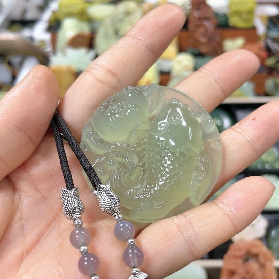 蛇纹石玉颈饰合金