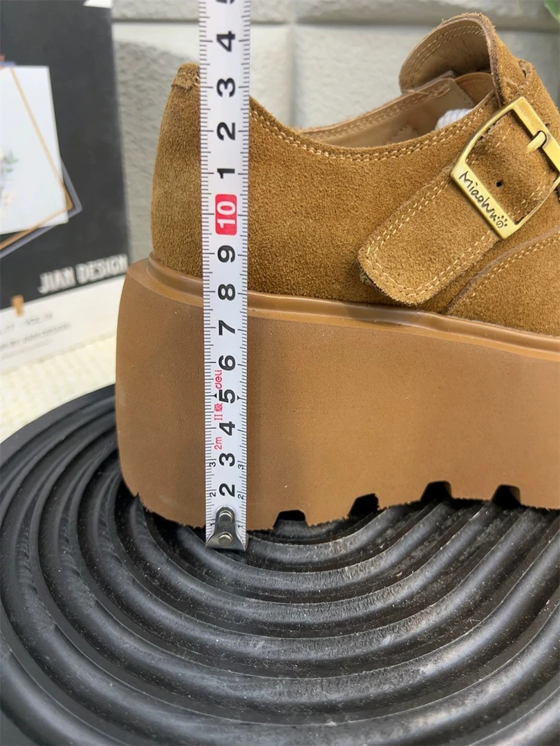 2025年新款的鞋子厚底版的雪地靴