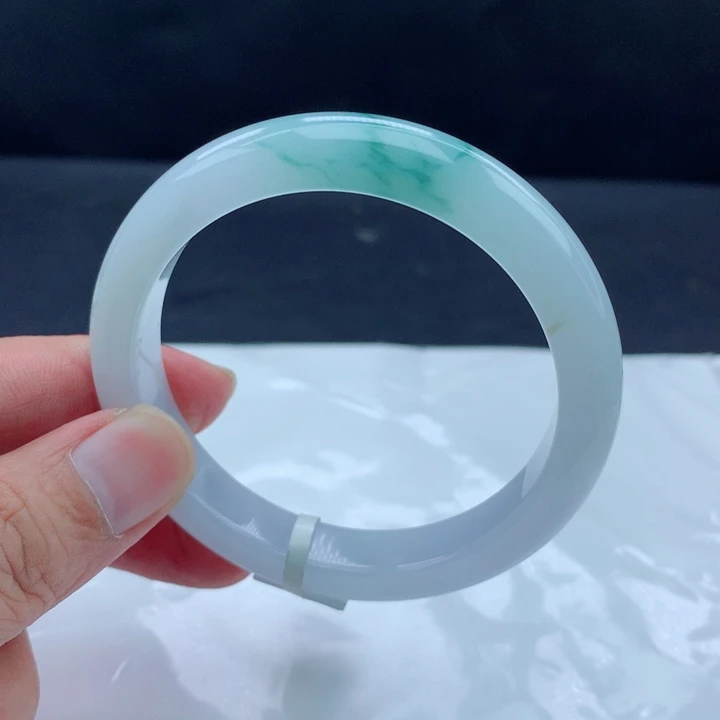 翡翠手镯未镶嵌57飘花