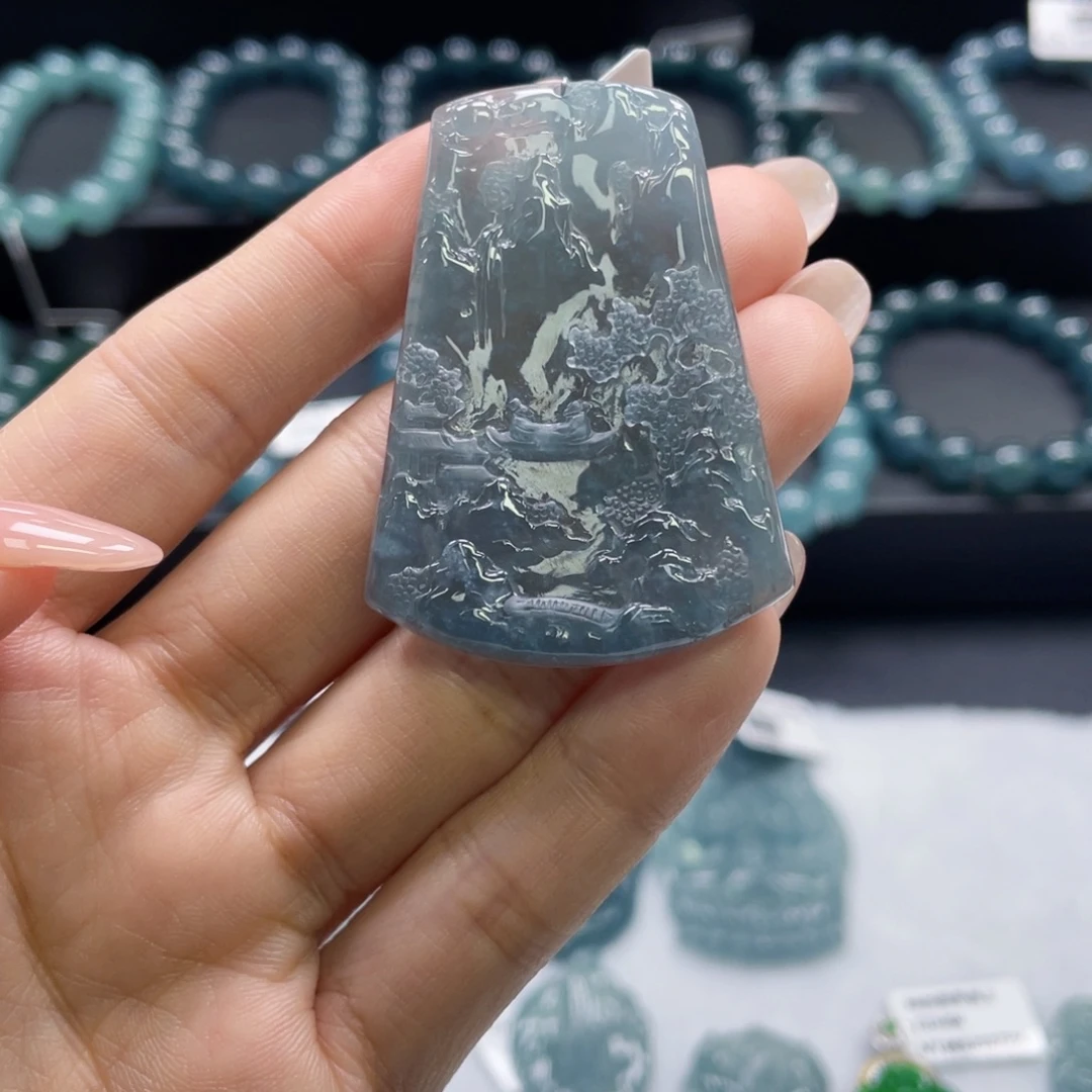 翡翠未镶嵌颈饰山水