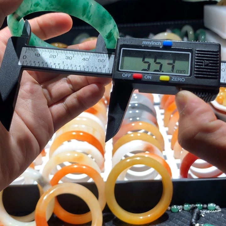 未镶嵌手镯石英质玉