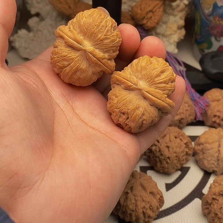 桃核把件澧*平谷元宝狮子头