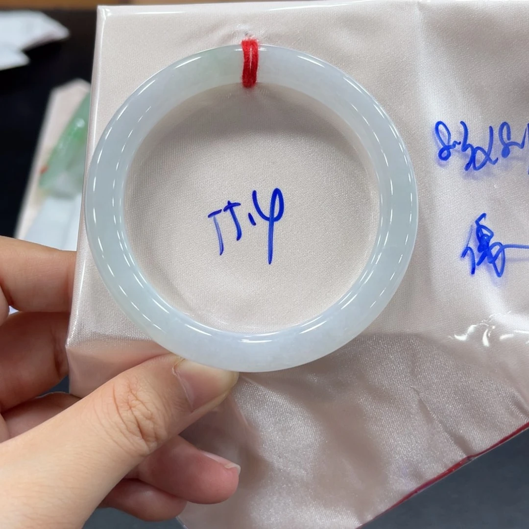 翡翠手镯未镶嵌翡翠