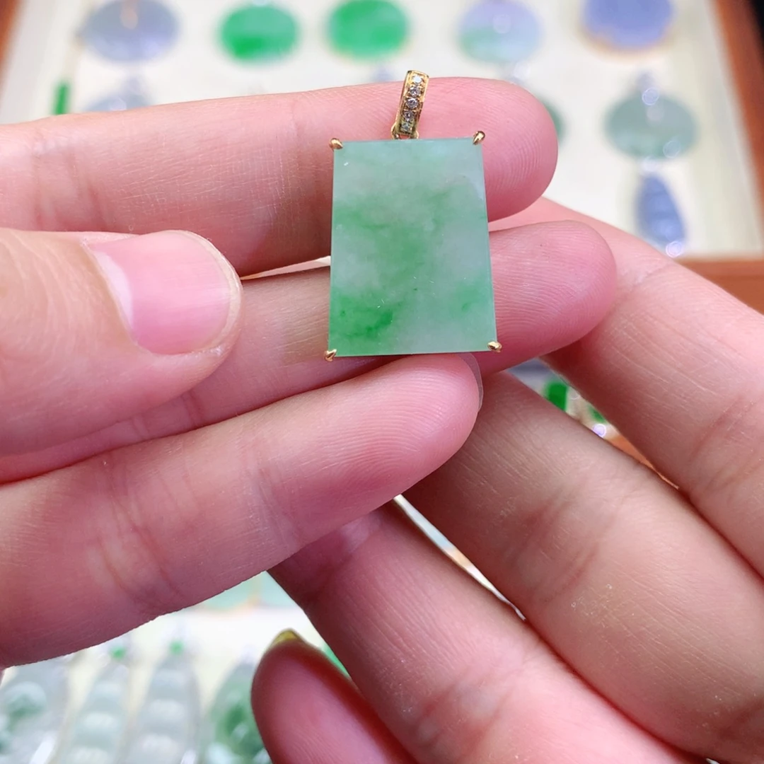 颈饰18K金镶嵌翡翠