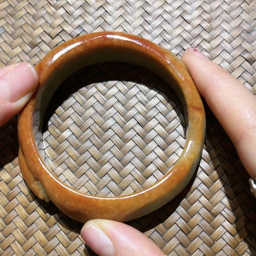 翡翠手镯未镶嵌仪*感个性十足时尚