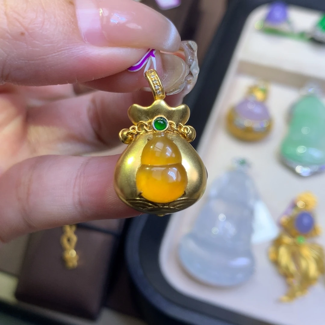 翡翠18K金镶嵌颈饰
