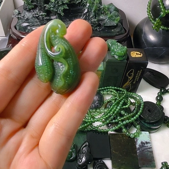 蛇纹石玉未镶嵌颈饰
