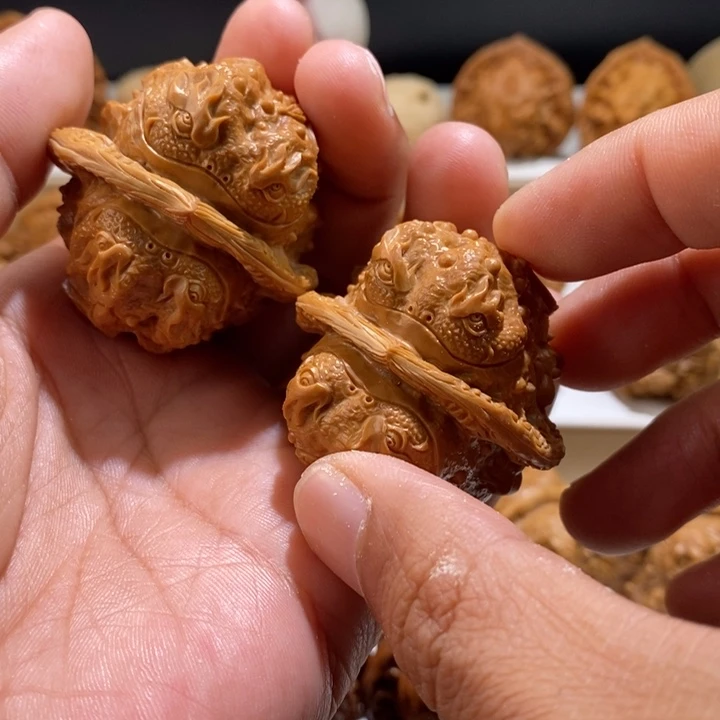 闲***)文玩核桃把件纯手工雕刻文玩核桃