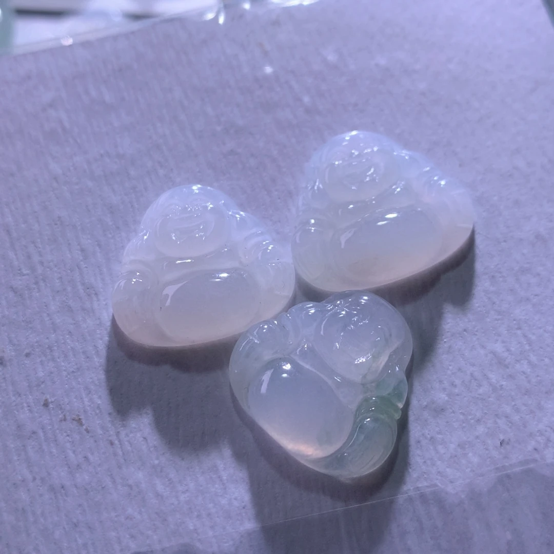 翡翠未镶嵌颈饰一手