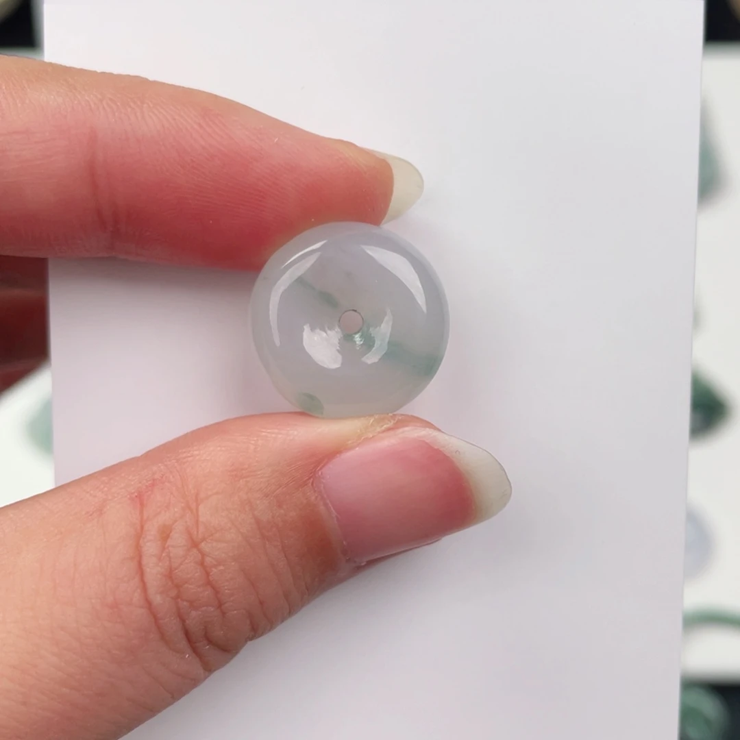 翡翠未镶嵌颈饰平安扣