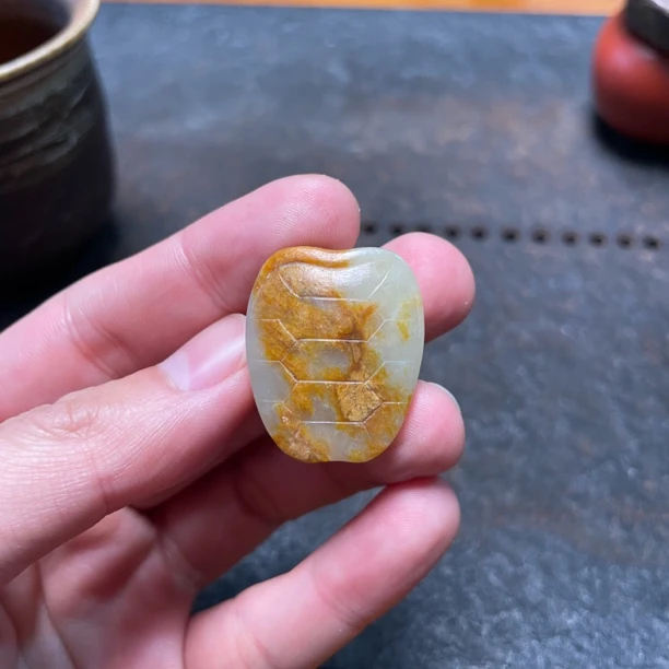 黄白河磨玉红山文化15克小富甲皮色非常好玉质细微结构