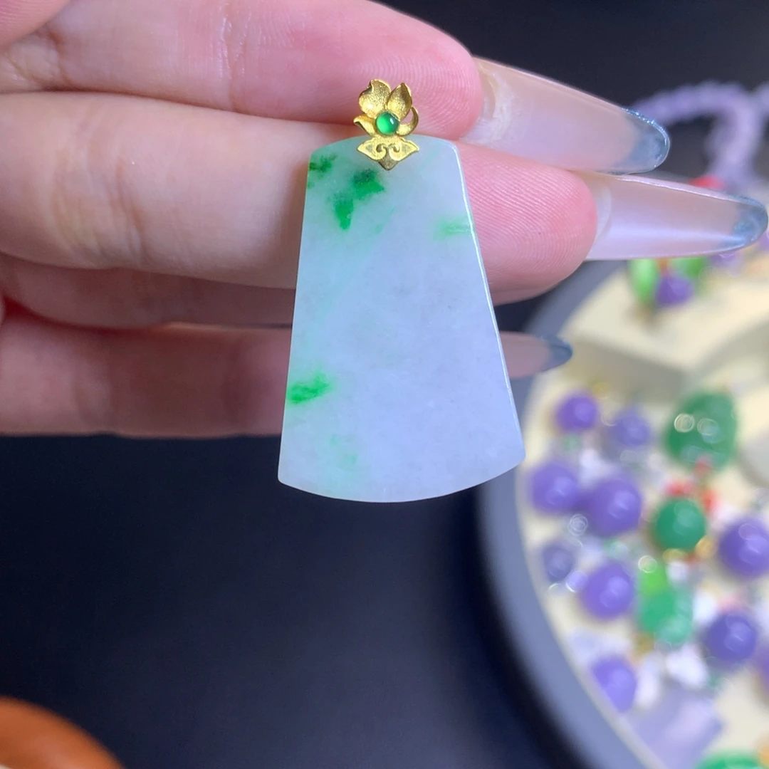 颈饰18K金镶嵌翡翠q