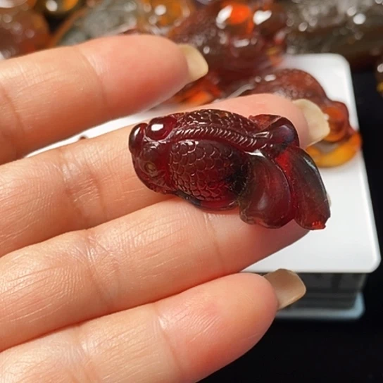 红***叶琥珀画琥珀未镶嵌金鱼