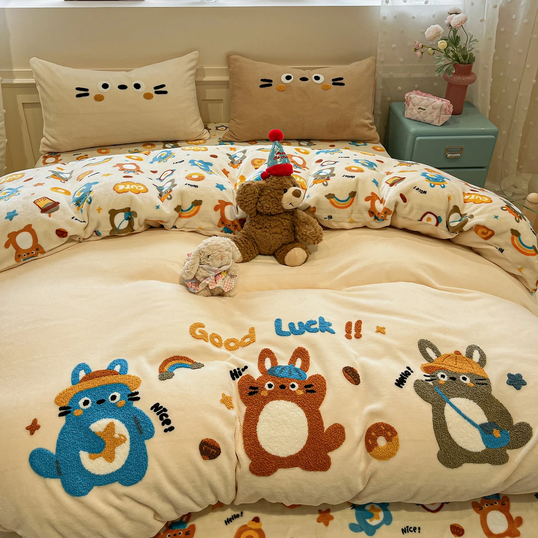 卡通风幸运萌伴加厚牛奶绒毛巾绣床上四件套双面绒被套床单床笠款