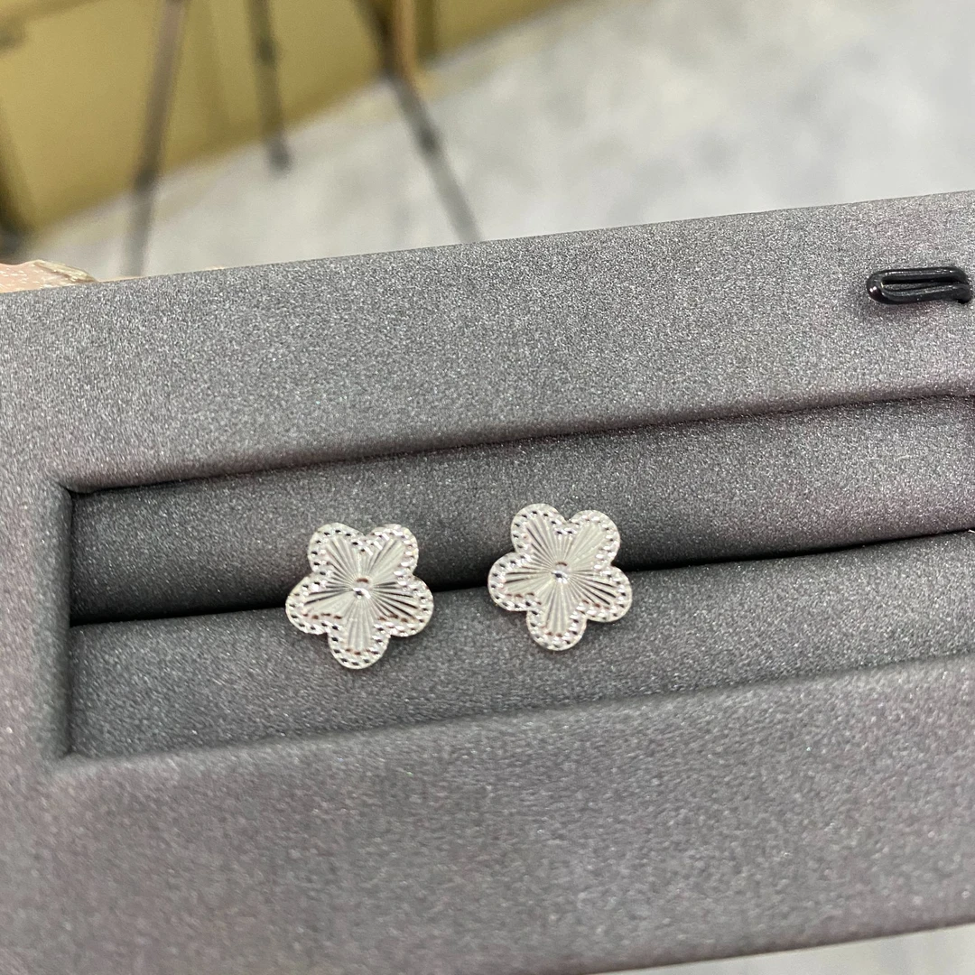 925银耳饰 五叶草镭射简约经典百搭时尚女