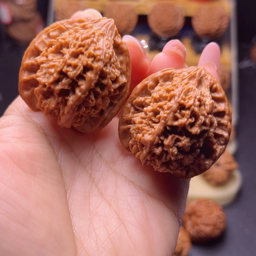 文玩核桃吊坠红皮满天星39尺